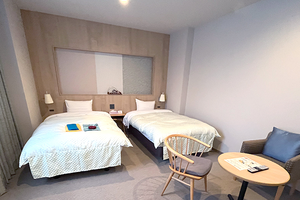 二山を眺めるゆったりとして景色が良い綺麗な客室