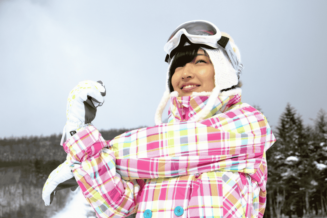 スキー前に準備体操をする女性
