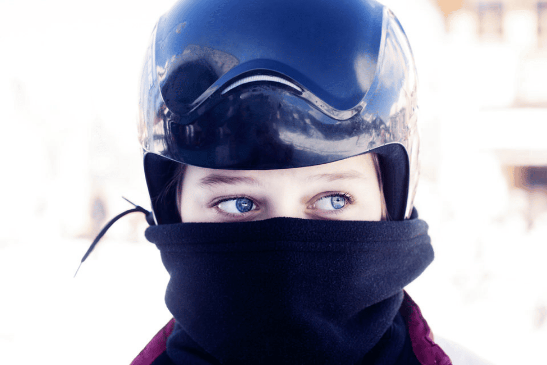 顔を覆い隠したスキープレイヤー