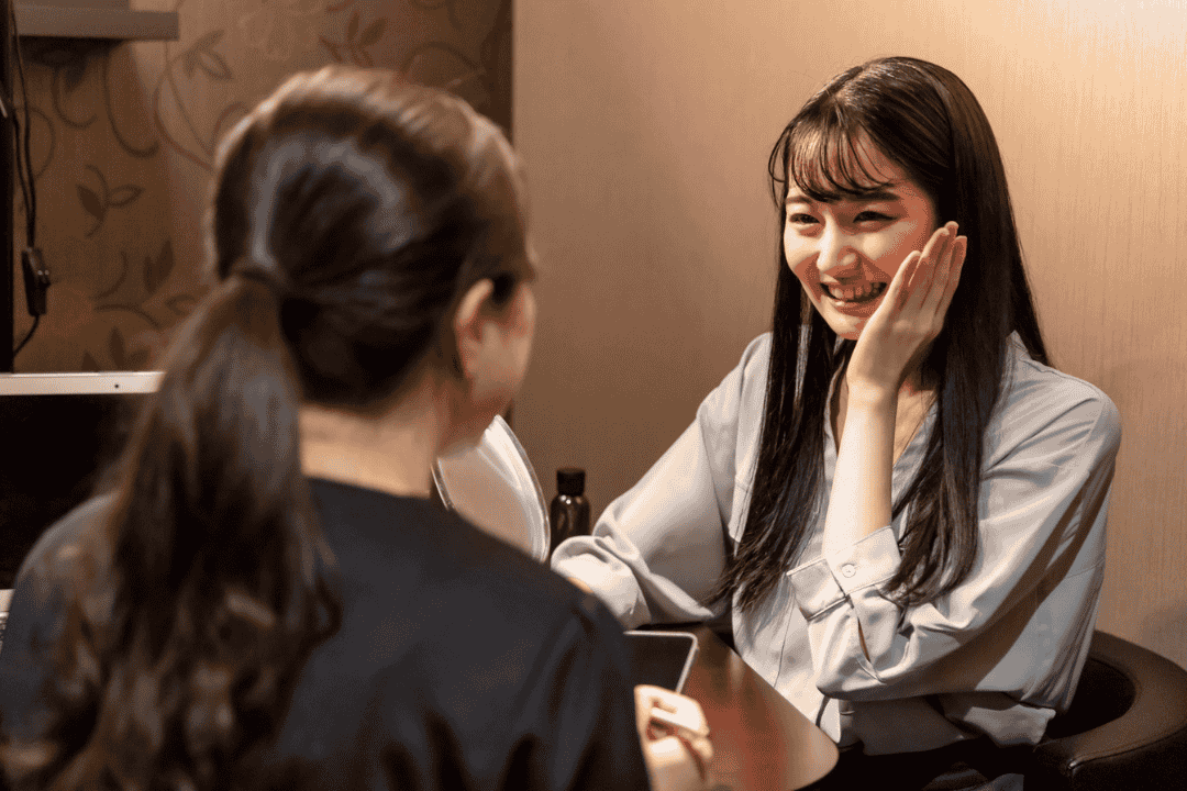 お肌の状態を先生から教えてもらっている女性