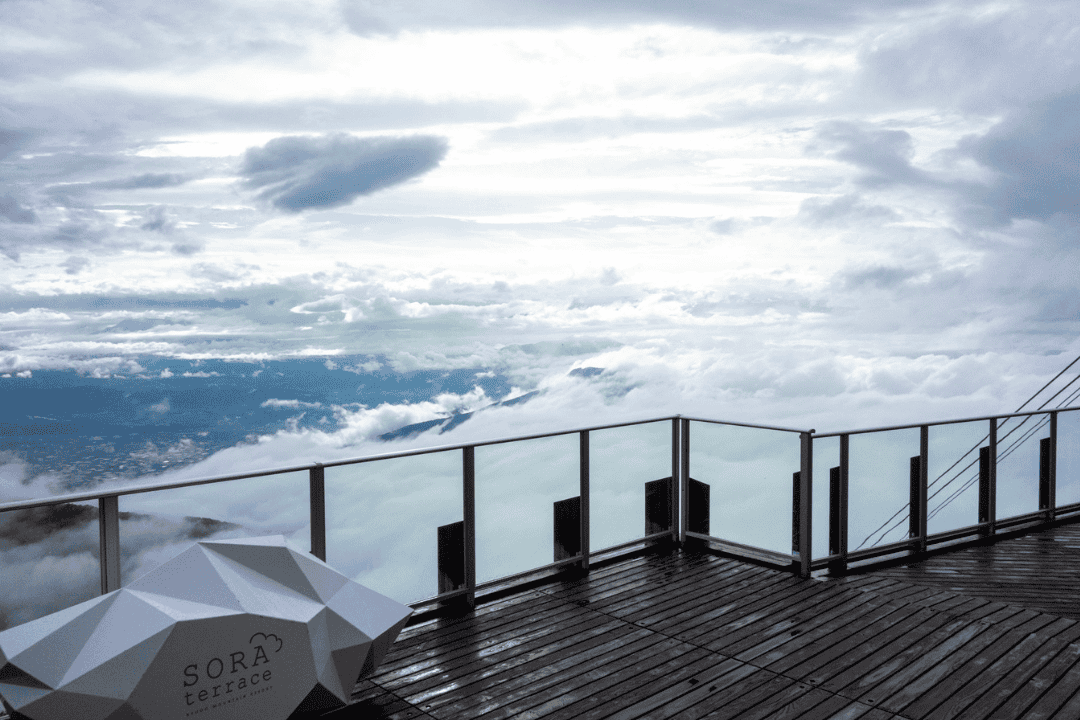 雲海を見下ろせるテラス