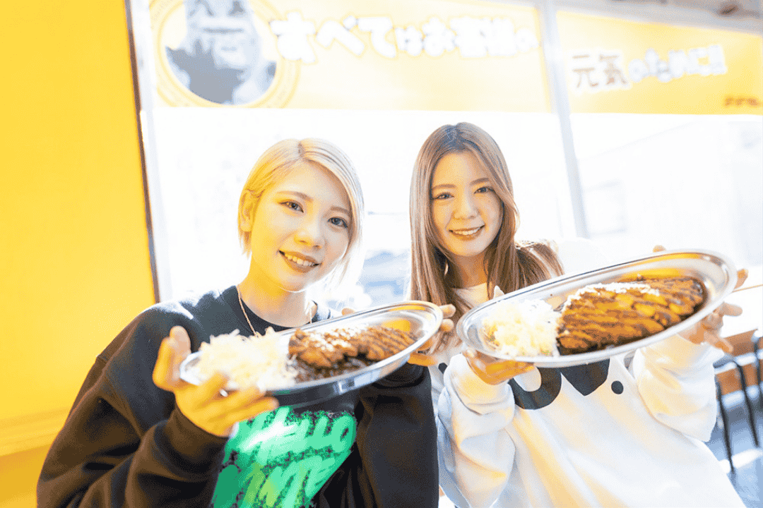 ゲレ飯を食べる女性二人