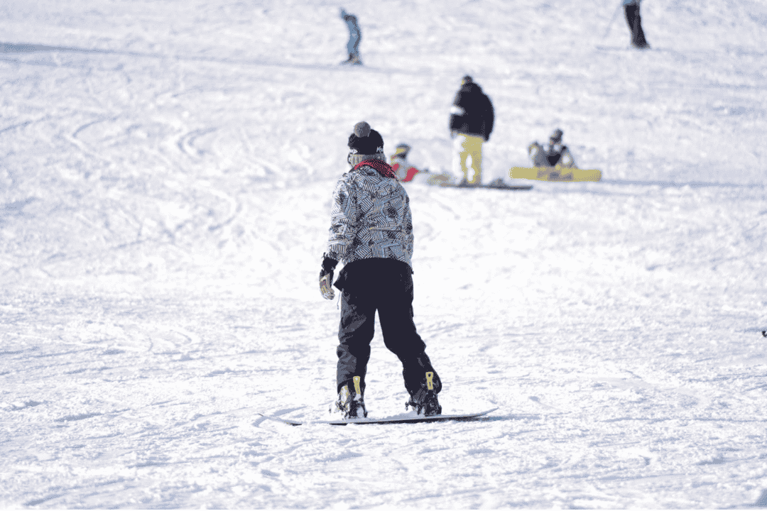 スノボで滑る後ろ姿