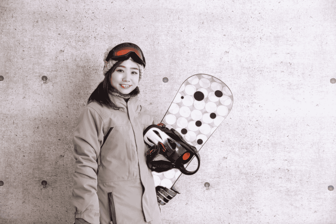 スノボを抱える女性