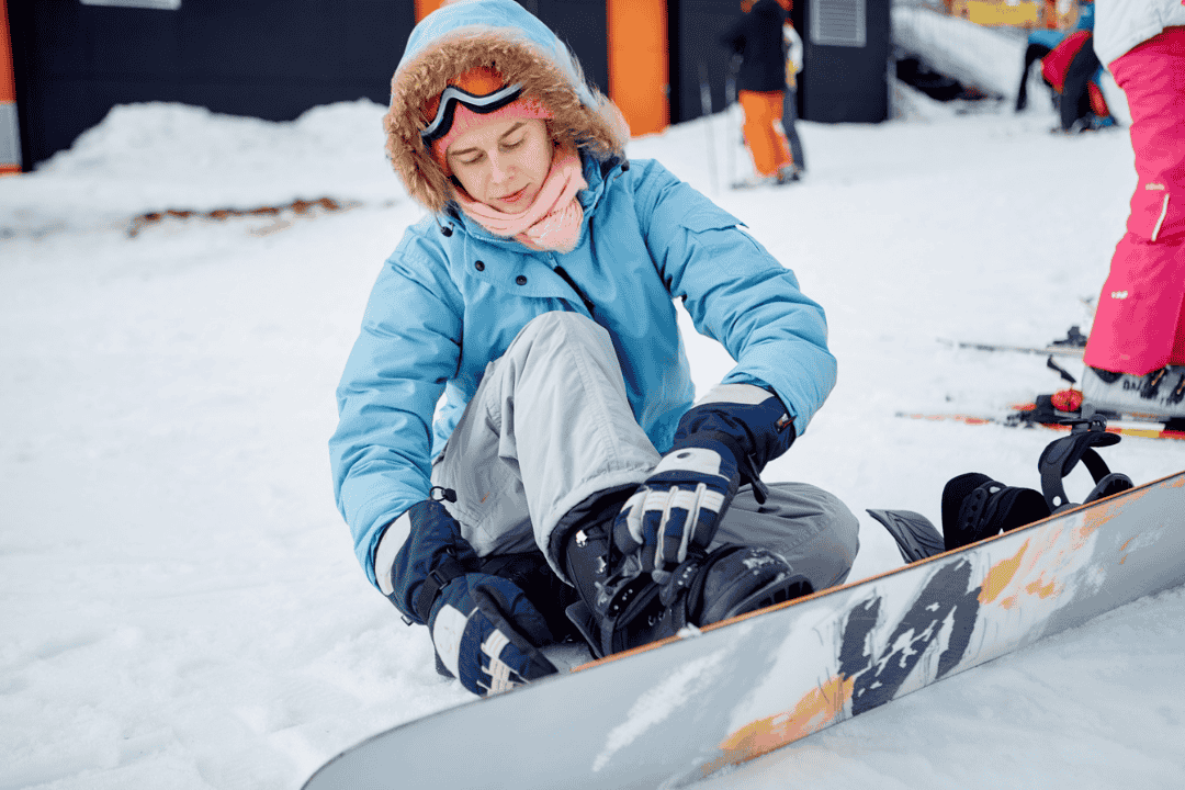 スノーボードを装着する女性