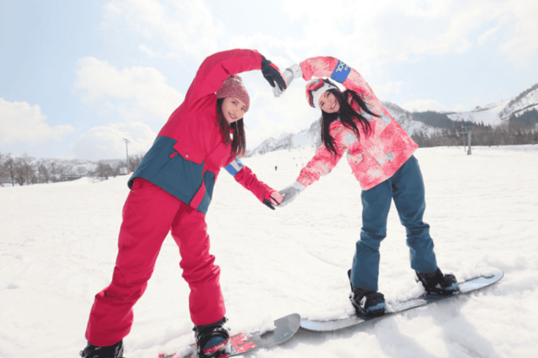スキー場でポーズをとる女性二人