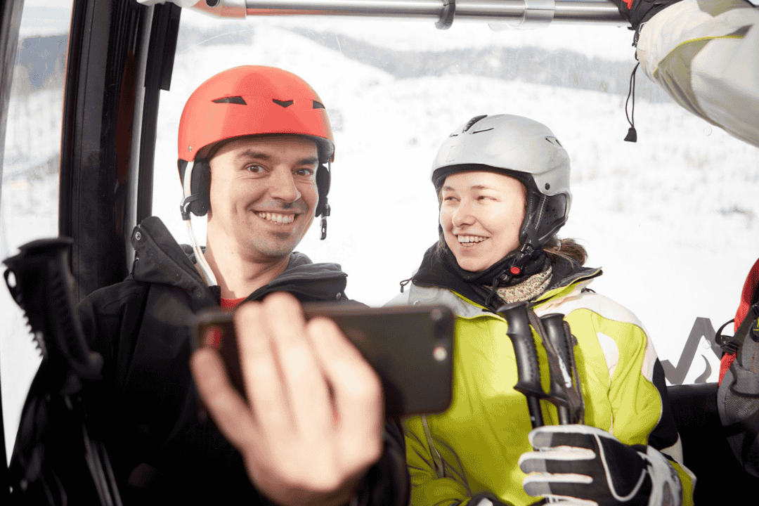 リフトの上で自撮りする男性