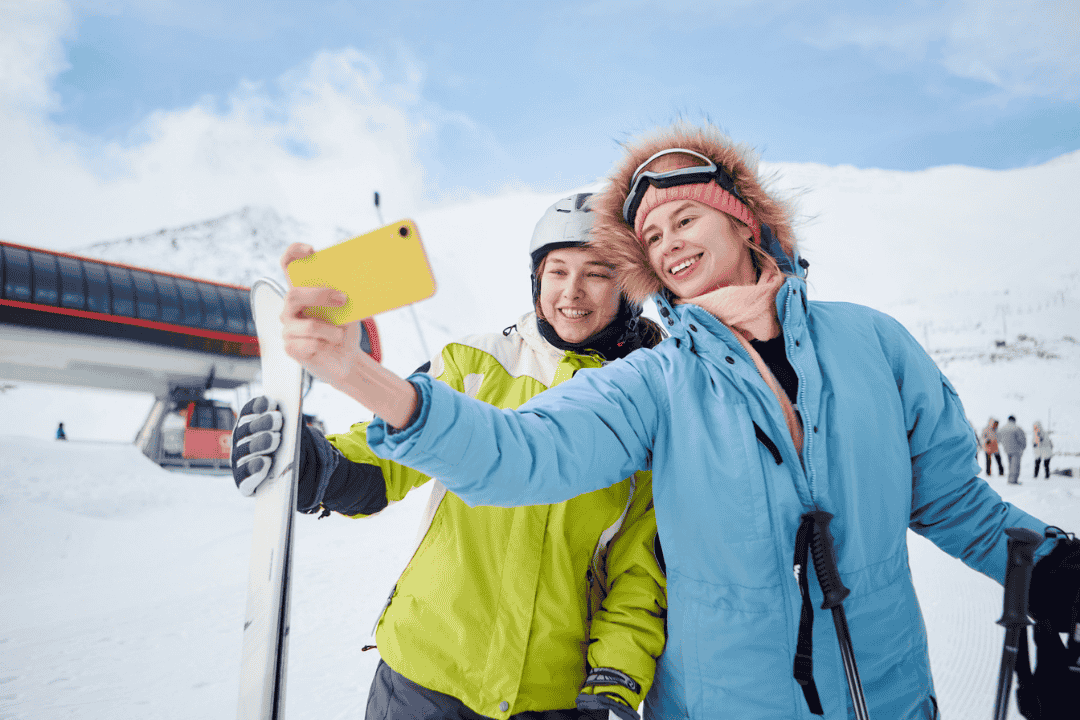 自撮りをする二人の女性スキープレイヤー