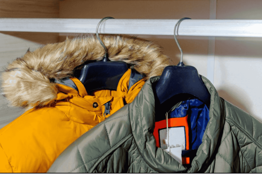 吊るされているスキーウェア