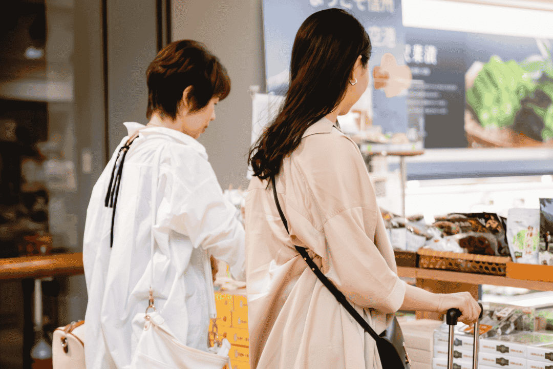 お土産を選んでいる女性二人