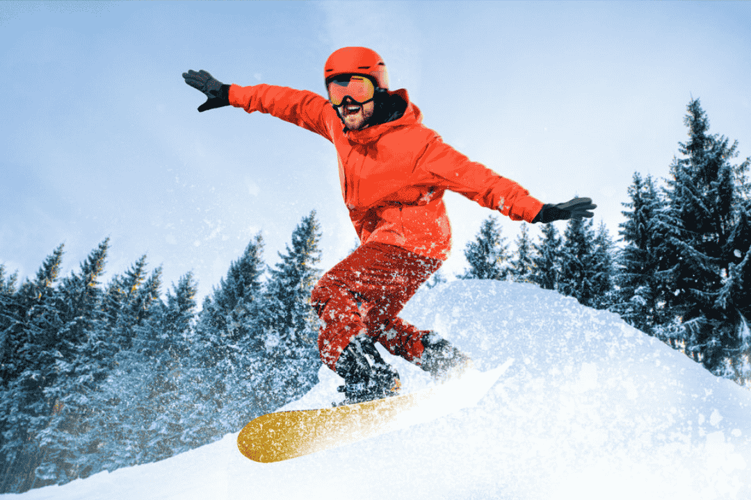 勢いよく滑り降りるスノーボーダー