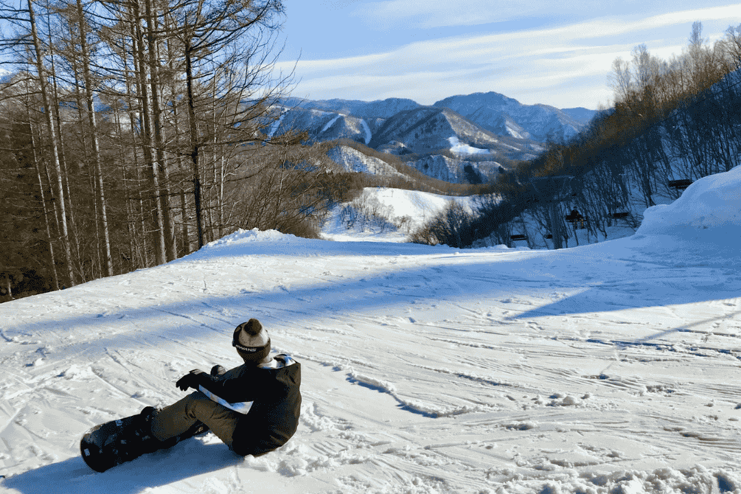座り込むスノーボーダー