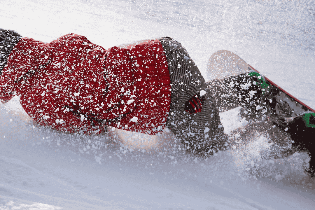 勢いよく転んだスノーボーダー