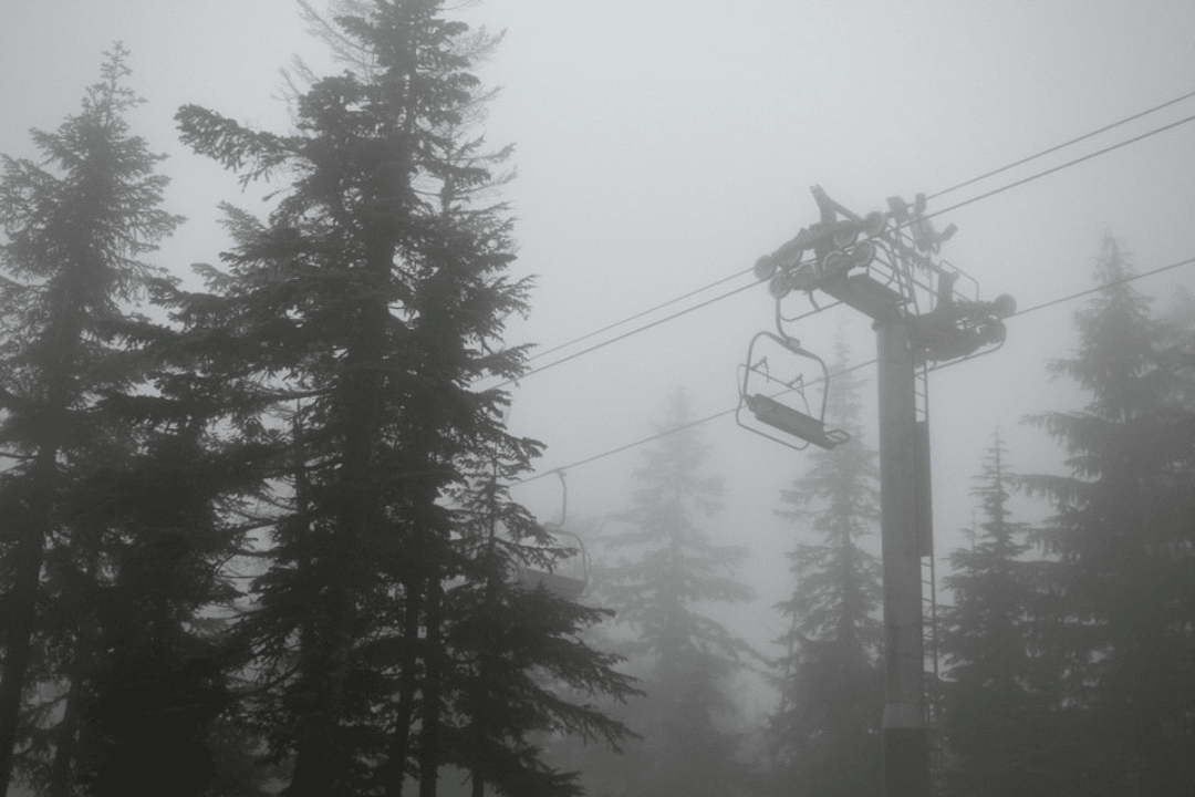 霧にのまれたリフト