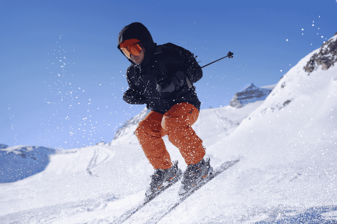 スキーで滑走している人