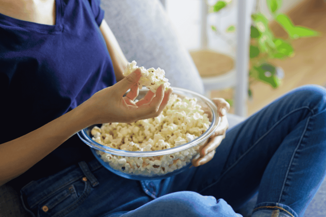 座りながらポップコーンを食べる姿